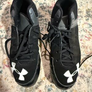 Under Armour Black and Gray Sports Cleats